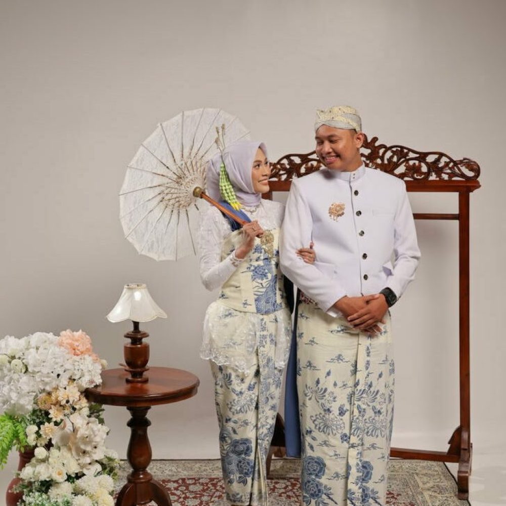 g (2) Dzakiyyah & Adam